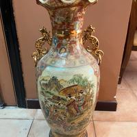 Vaso antico con raffigurazioni giapponesi