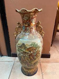 Vaso antico con raffigurazioni giapponesi