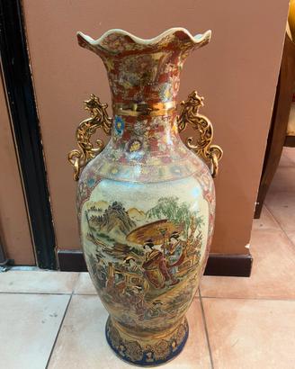 Vaso antico con raffigurazioni giapponesi