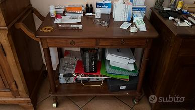 Tavolino rustico in legno con ruote e cassetti