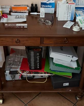 Tavolino rustico in legno con ruote e cassetti