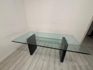 Tavolo in vetro trasparente con base nera