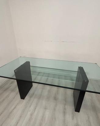 Tavolo in vetro trasparente con base nera