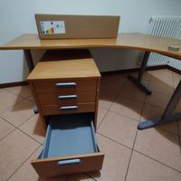 scrivania in legno con cassettiera 