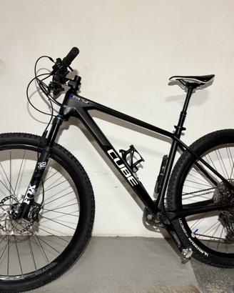 Mountain bike cube in carbonio