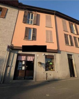 Immobile in asta di 150 m² con 5 locali a Cernobbi