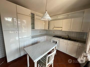 cucina ad angolo bianca lucida