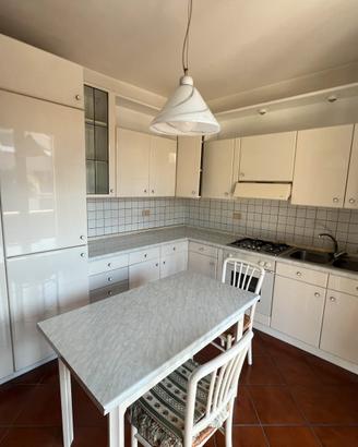 cucina ad angolo bianca lucida