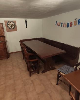 Tavolo in legno massello con giro panche