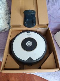 Robot  Roomba con base di ricarica e accessori