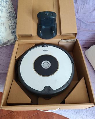 Robot  Roomba con base di ricarica e accessori