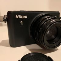 Mirrorless Nikon 1 S1 con obiettivo 25mm f1.8