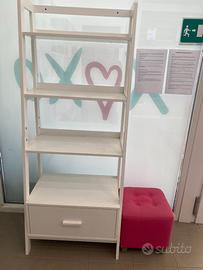 Scaffali in legno bianco con cassetto