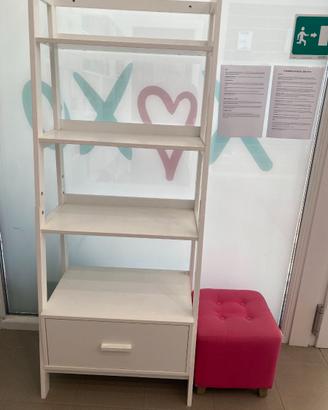 Scaffali in legno bianco con cassetto