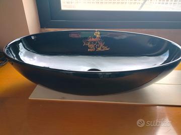 Lavabo nero lucido con dettaglio in oro