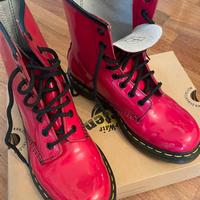Dr Martens 1460 stringati rossi con graffi ai lati