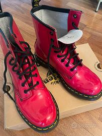 Dr Martens 1460 stringati rossi con graffi ai lati