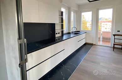 Attico / Mansarda di 220 m² con più di 5 locali e 