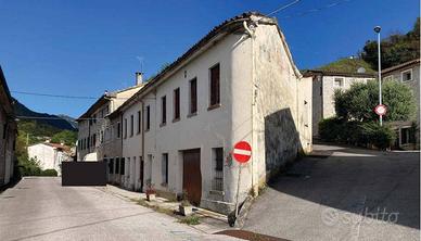 Immobile in asta di 259 m² con 5 locali e box auto