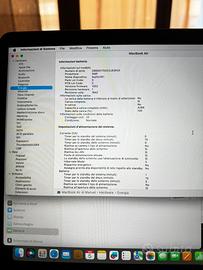 MacBook Air con custodia e Magic Mouse