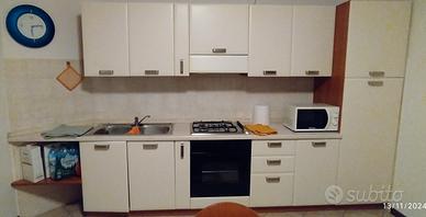 cucina completa di elettridomestici