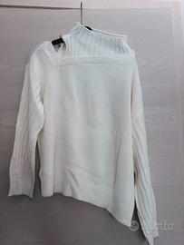 Maglione bianco asimmetrico con collo alto