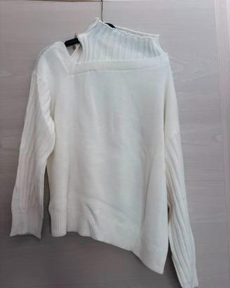 Maglione bianco asimmetrico con collo alto