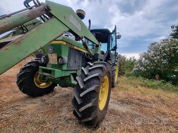 Trattore gommato John Deere 3350