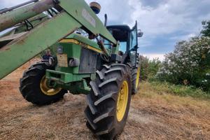 Trattore gommato John Deere 3350