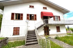 Ampia villa bifamiliare con giardino mansarda box