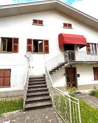 Ampia villa bifamiliare con giardino mansarda box