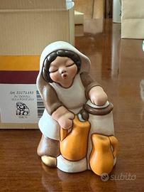 THUN Donna Alla Fontana - Statuina Presepe In Ceramica, 7.5cm, Classico Natale