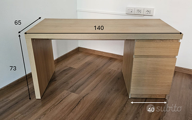Scrivania marrone chiaro in legno
