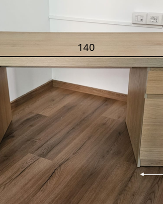Scrivania marrone chiaro in legno