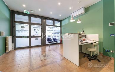 AMPIO LOCALE COMMERCIALE SU DUE LIVELLI!