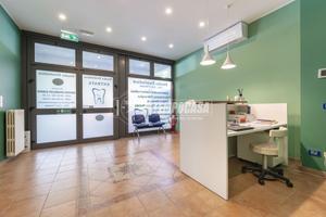 AMPIO LOCALE COMMERCIALE SU DUE LIVELLI!