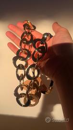 Collana corta dorata con catena ad anelli grandi