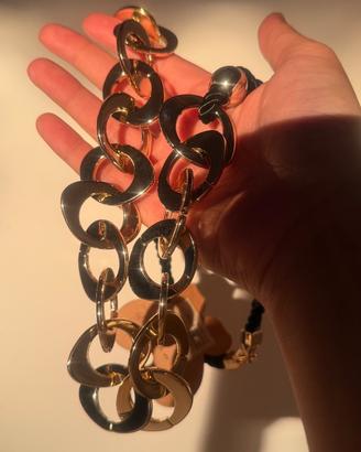 Collana corta dorata con catena ad anelli grandi
