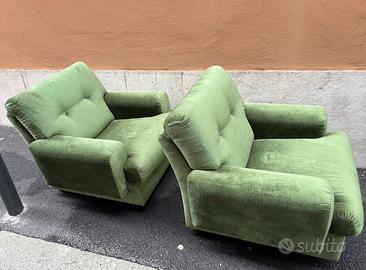 Coppia di poltrone mid century in velluto verde