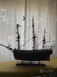 Veliero in legno fatto a mano