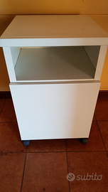 Armadietto bianco in ferro con rotelle