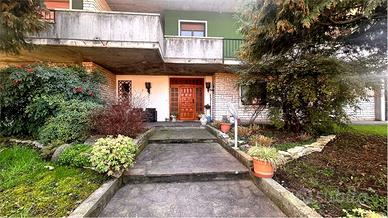 Villa singola con giardino con grandi potenzialità