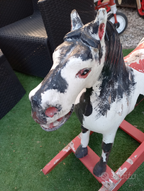 Cavallo a dondolo in legno vintage
