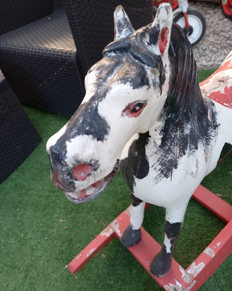 Cavallo a dondolo in legno vintage