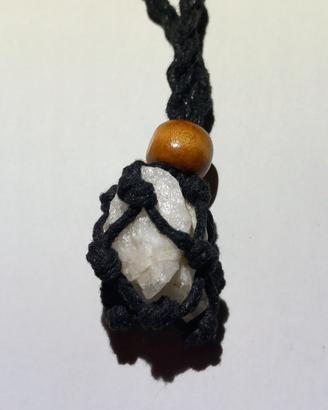 collana in corda con quarzo