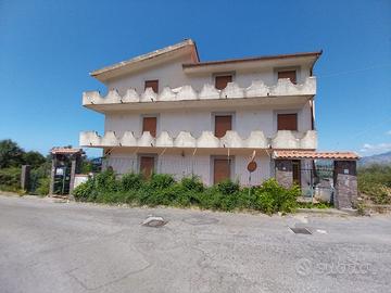 Fabbricato indipendente con terreno e vista mare