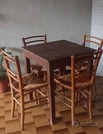 Antico tavolino con 4 sedie