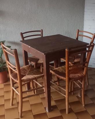 Antico tavolino con 4 sedie