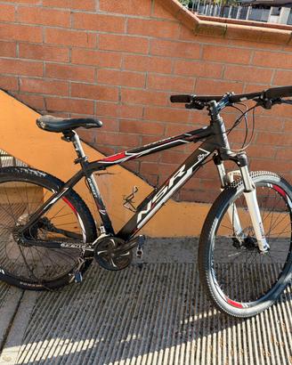 bicicletta mountain bike