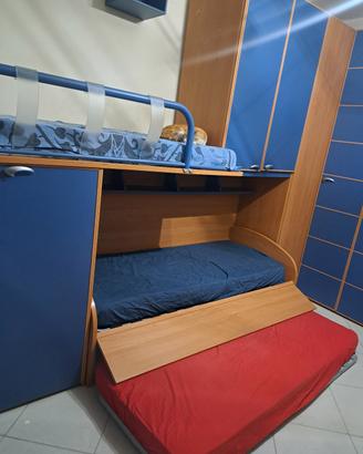 cameretta a castello con tre posti letto 